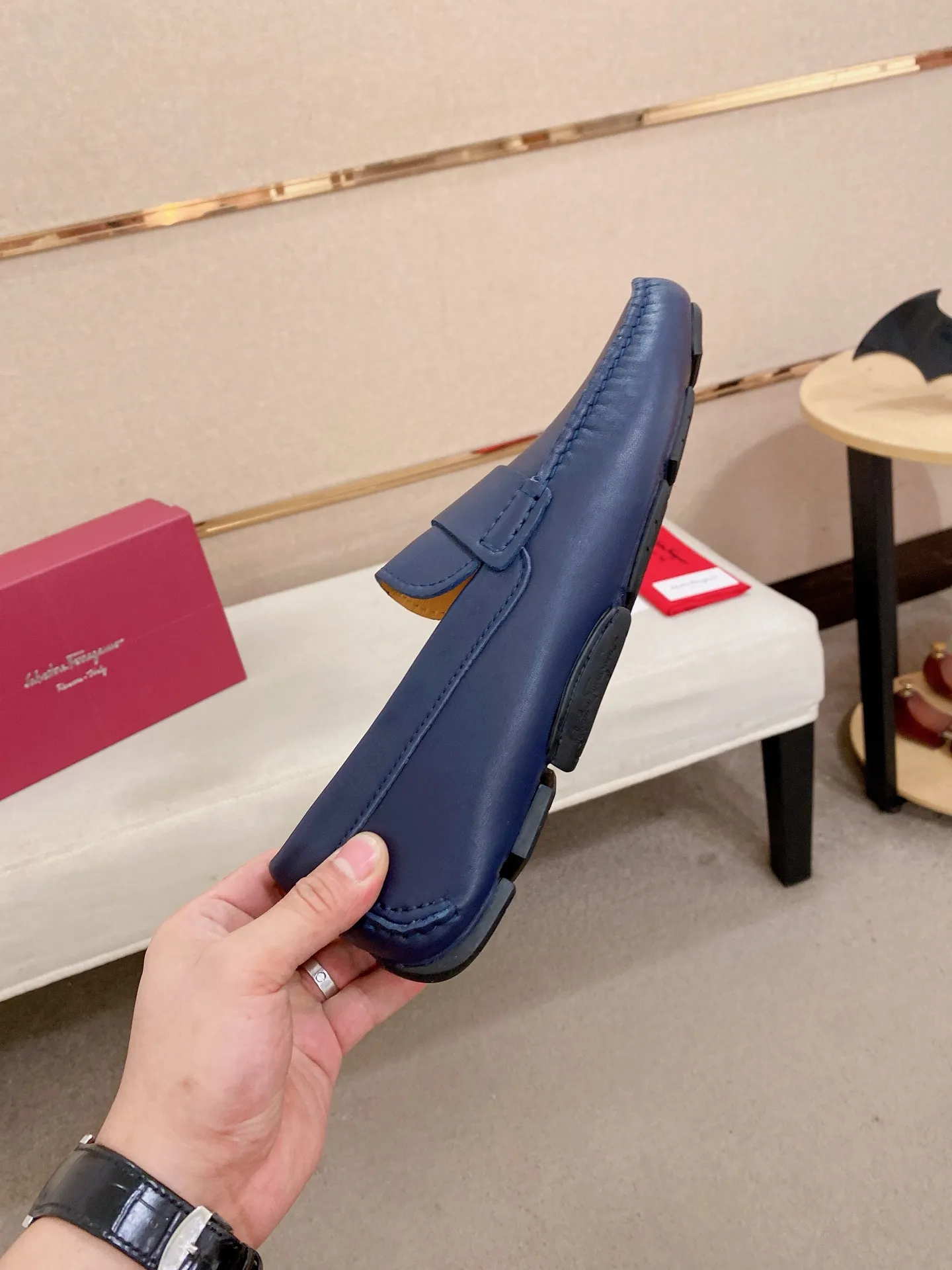 Men's shoes💰: 540💰High-end quality! Ferragamo🆕🆕Exclusive hot-selling products in stock🔥🔥New products on the shelves, high-quality Ferragamo men's pea shoes, high-end casual driving shoes, with complete packaging! 💪 💪 Material: imported first-layer pebbled cowhide 🐂 + imported high-quality water-dyed cowhide lining + wear-resistant outsole 👍🏻👍🏻 Features: high-end and comfortable, purely handmade 🚀 🚀 Create the perfect shoe that suits you best 🔥 🔥 Size: (38-44) 45 standard size can be customized!